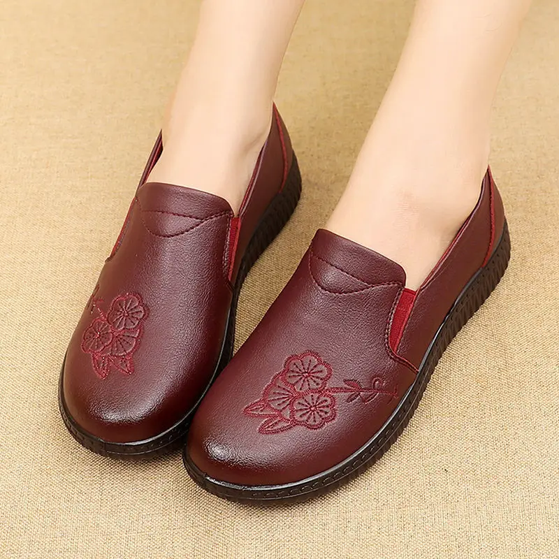 2023 Spring Women's Leather Casual Shoes Autumn Loafers Ladies Flats Outside Non-slip Sole Middle-aged and Elderly Mothers Shoes