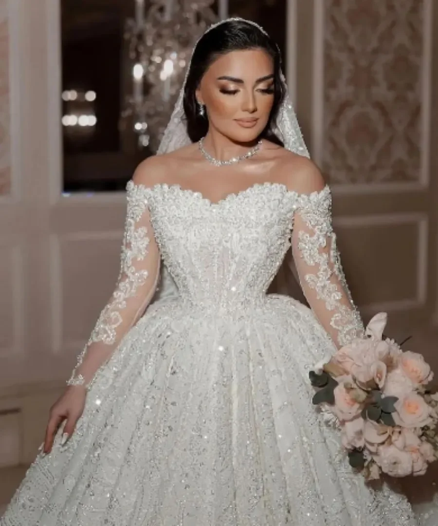 Maßgeschneidertes arabisches Kristallspitzen-Ballkleid-Hochzeitskleid, schulterfrei, lange Ärmel, Pailletten, Perlen, Brautkleider, Brautkleider