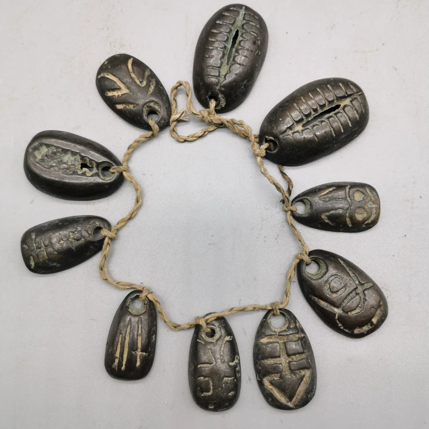 Antique bronze collection shell coins do old retro thread wear money shell money Feng Shui ancient money decorative coins.