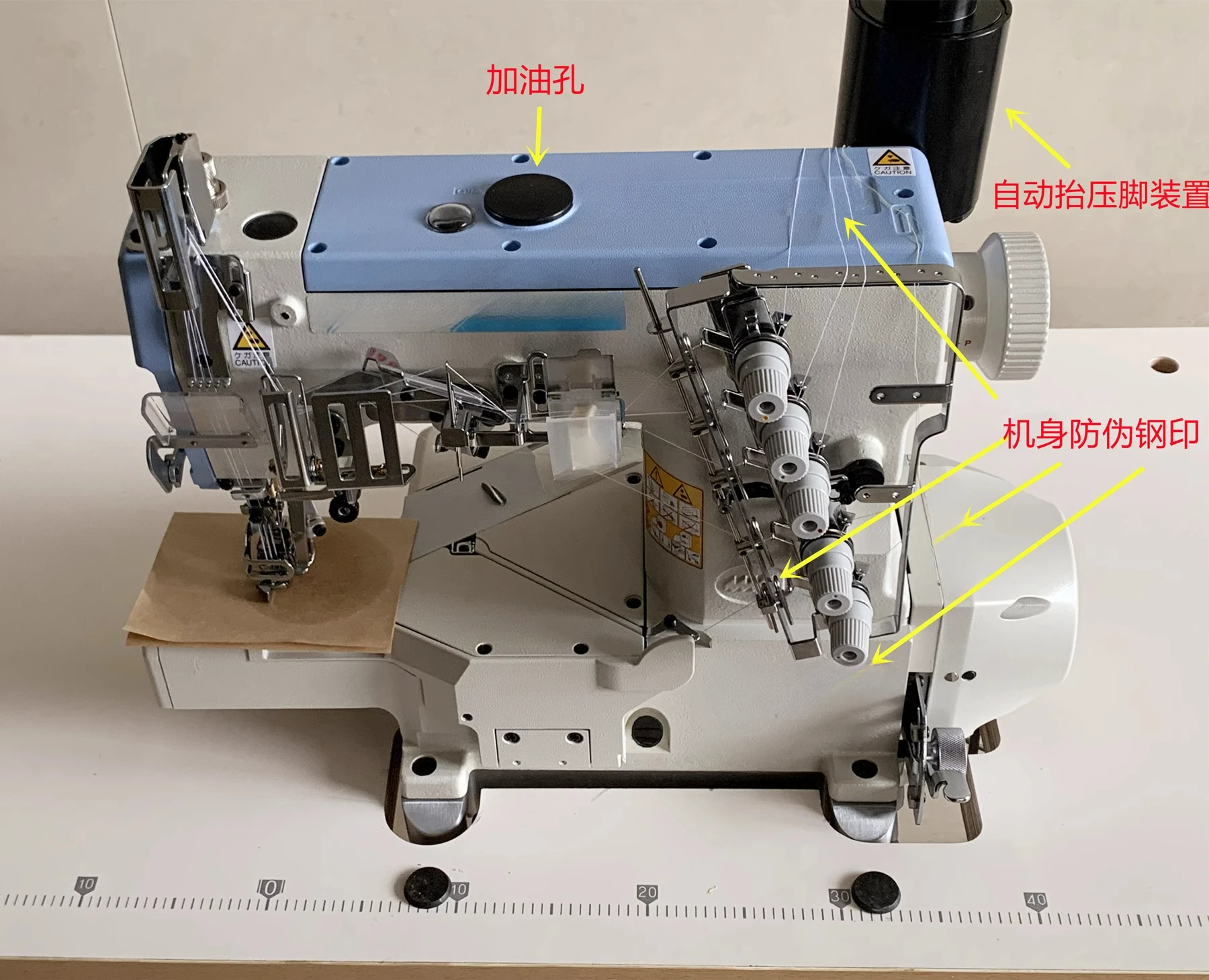 ماكينة خياطة التعشيق الصناعية ذات ثلاث إبر وخمس خيوط برأس مربع صغير سيارة ذات فم صغير #3