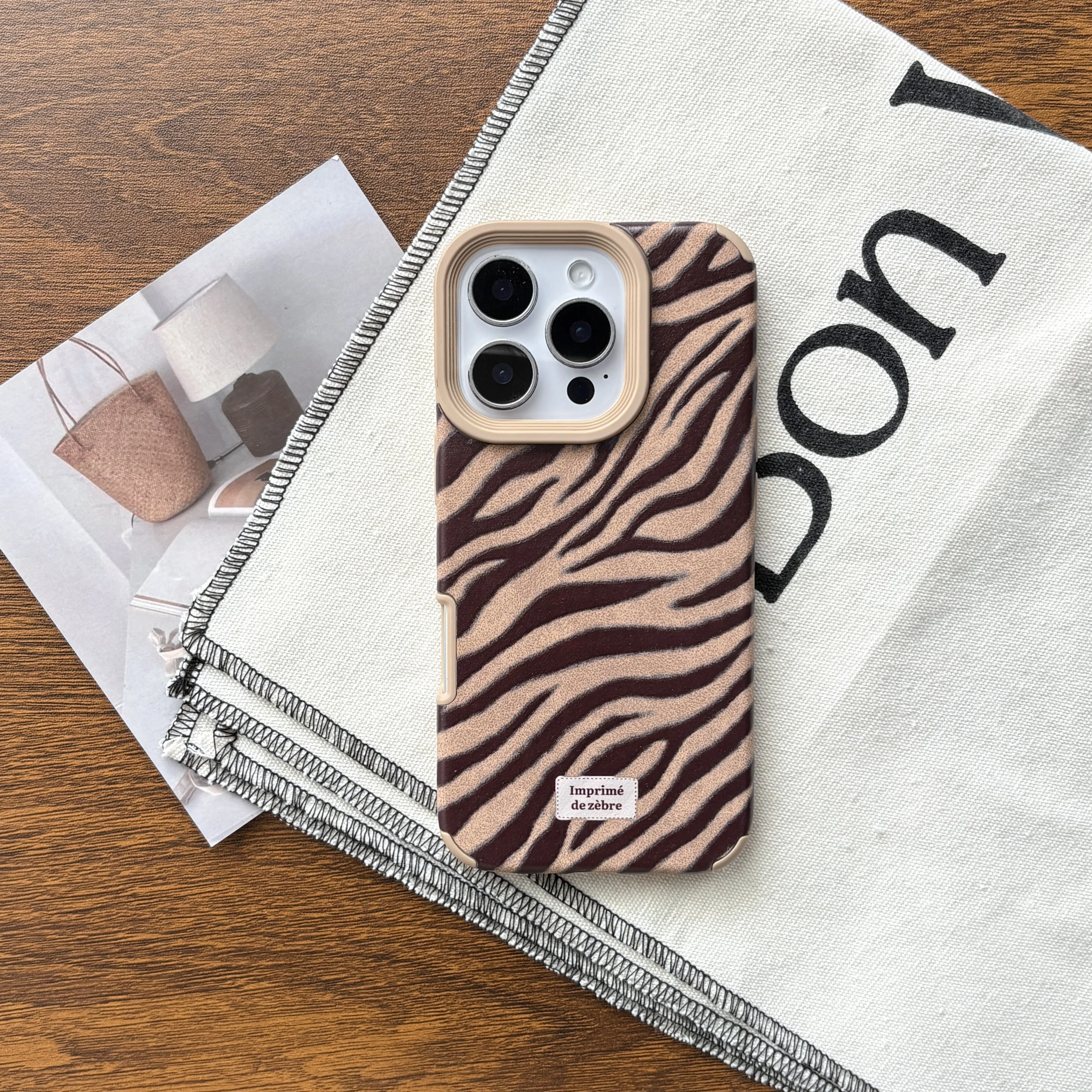 レトロブラウンフェイクレザー ゼブラ柄 水波紋 マットテクスチャ スマホケース iPhone 13 14 15 16 17 Pro Max 17 Air対応