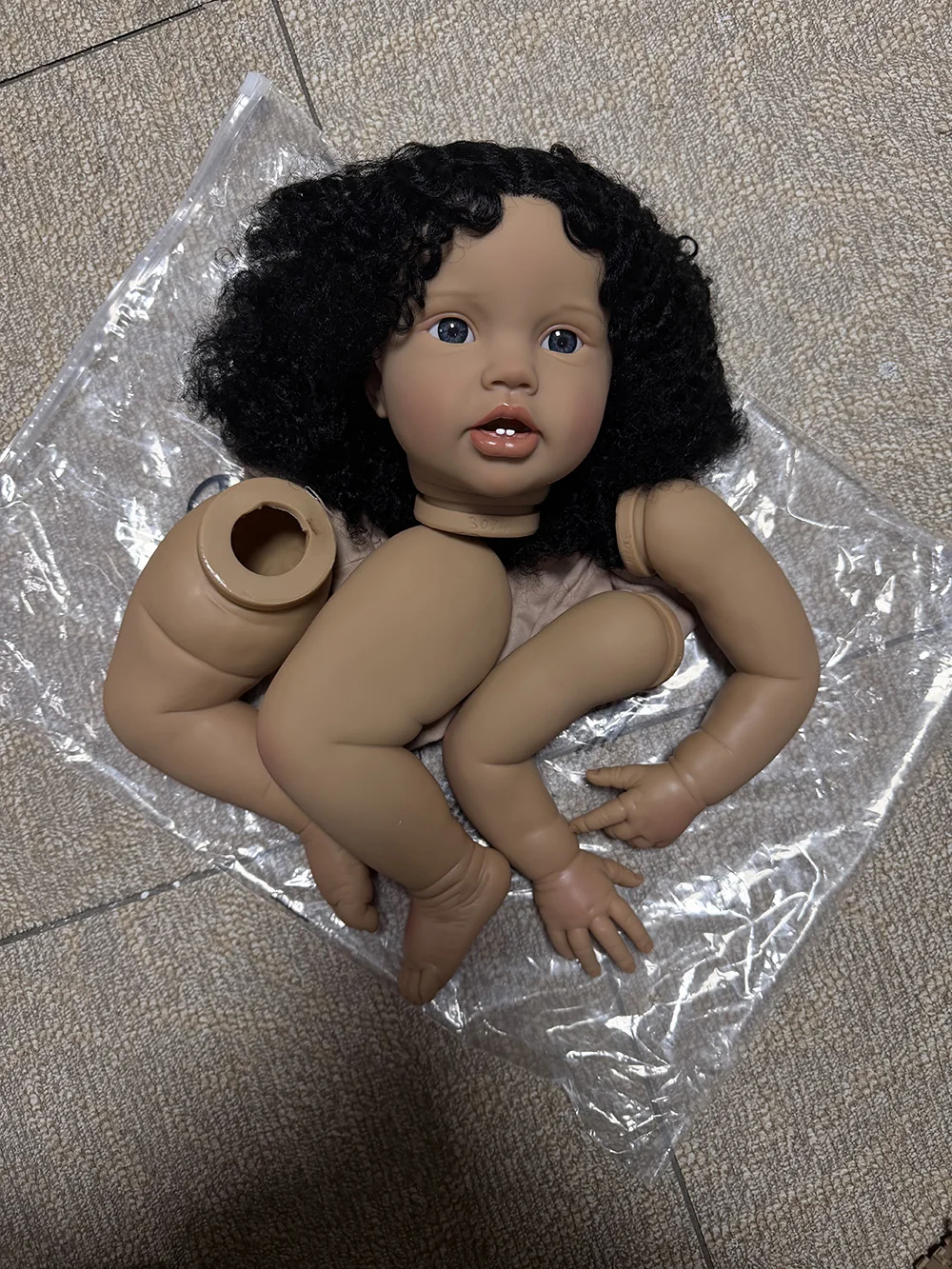 kit-de-muneca-reborn-en-piel-oscura-con-pelo-enraizado-piezas-de-muneca-sin-terminar-24-pulgadas-3d
