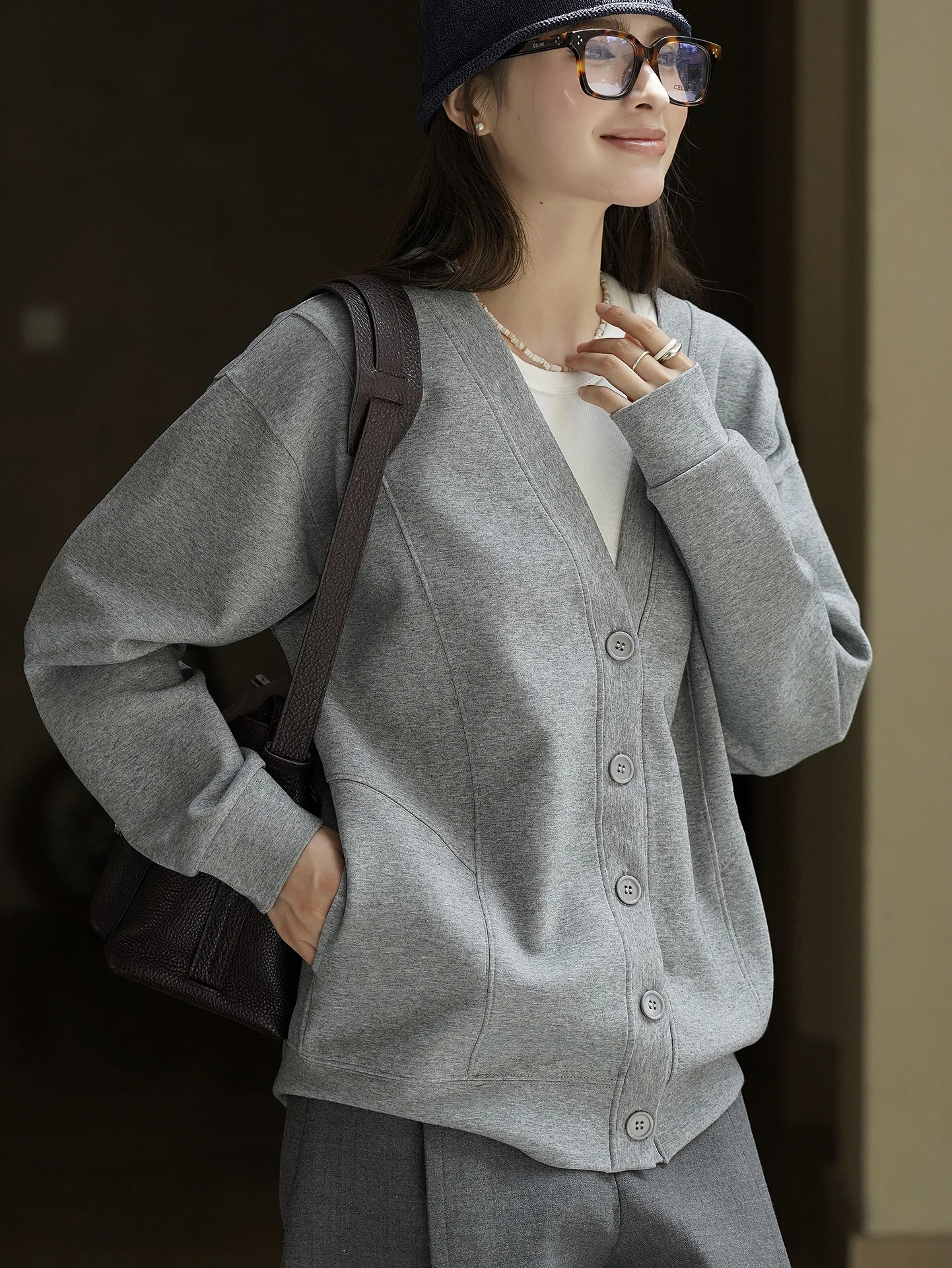 Relaxing V-neck split design, cardigan sweatshirt fits snugly without dragging, women's top