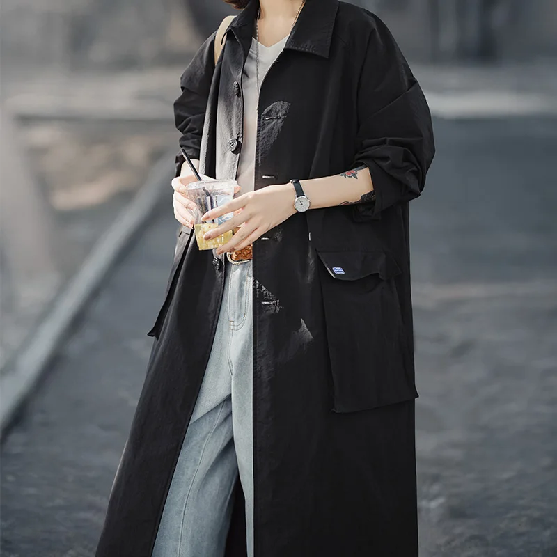 มาเดนเสื้อคลุมบาลมากาแอนสีดำของผู้หญิงคอปกกระดุมแถวเดียวความยาวปานกลางเสื้อกันลมสำหรับฤดูใบไม้ผลิและฤดูใบไม้ร่วงเสื้อโค้ทกันลม