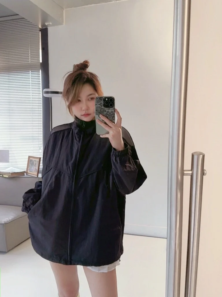 

Повседневная спортивная женская куртка с воротником-стойкой, длинными рукавами, комбинированными вставками, дышащая, на молнии, с регулируемым низом на шнурке, универсальная, для активного отдыха