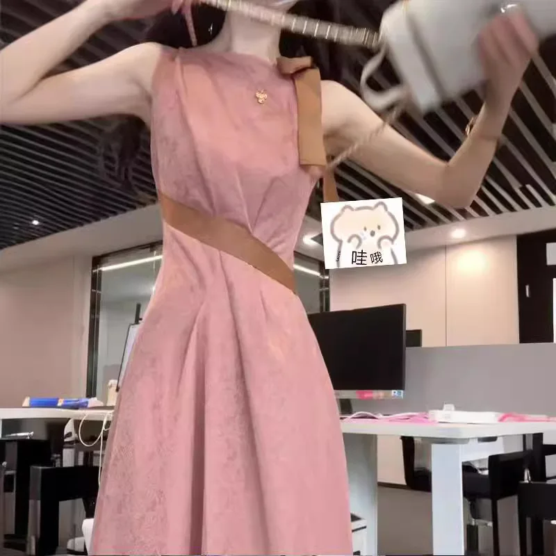 النمط الفرنسي تصميم تحسس بلا أكمام Dress2024New المرأة الصيف المتخصصة الرجعية الخصر مقصوص الراقية فستان بحزام الوردي