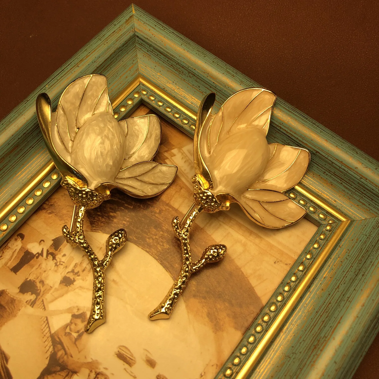 

European and American vintage elegant magnolia flower brooch, three-dimensional flower brooch and pin, new trendy brooch clothin