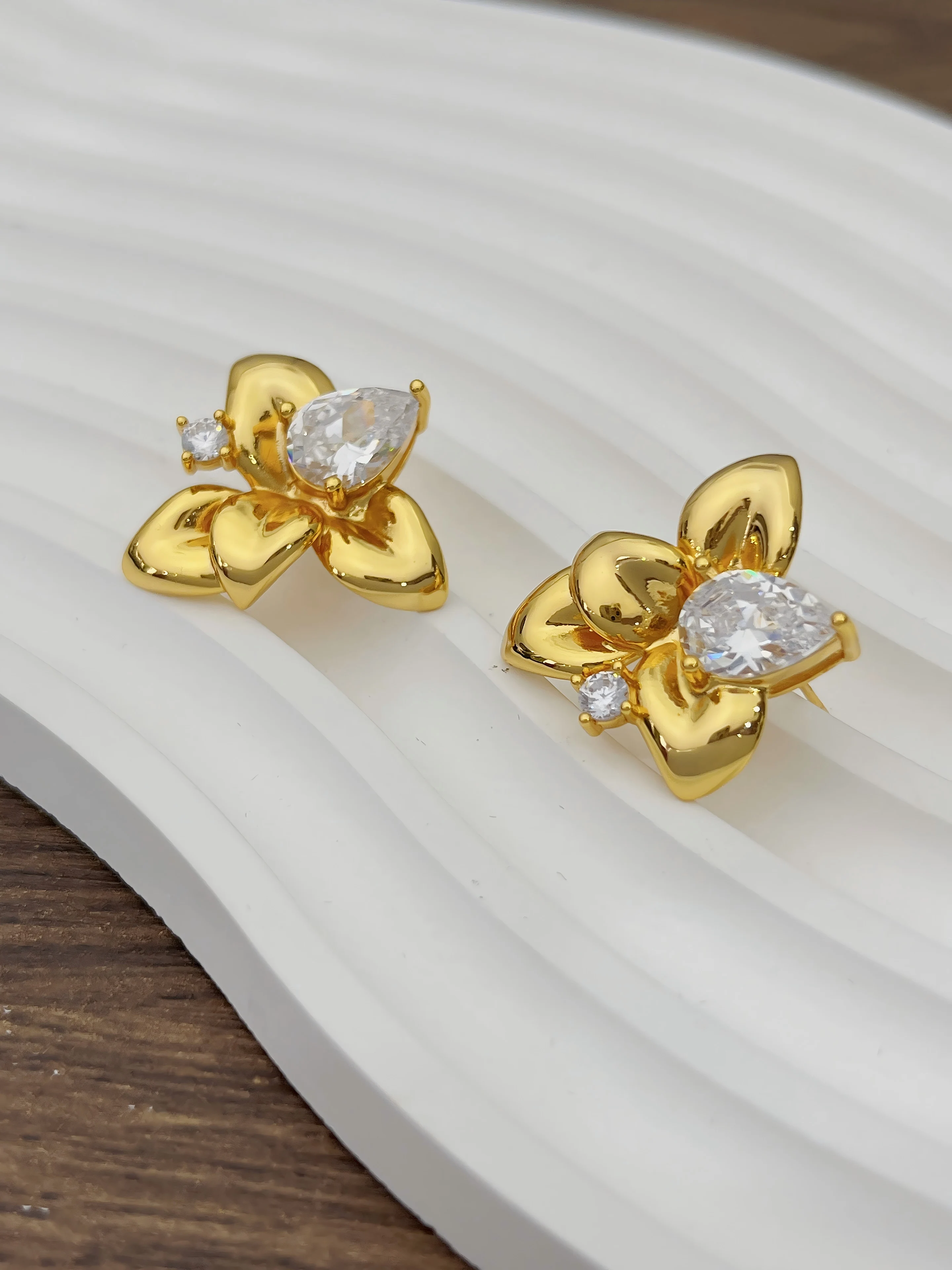 أقراط كاميليا رائعة عبر الحدود مع الزركونيا المتخصصة-شيك ركاب أساسيات مجوهرات متعددة الاستخدامات المبيعات المباشرة والجملة