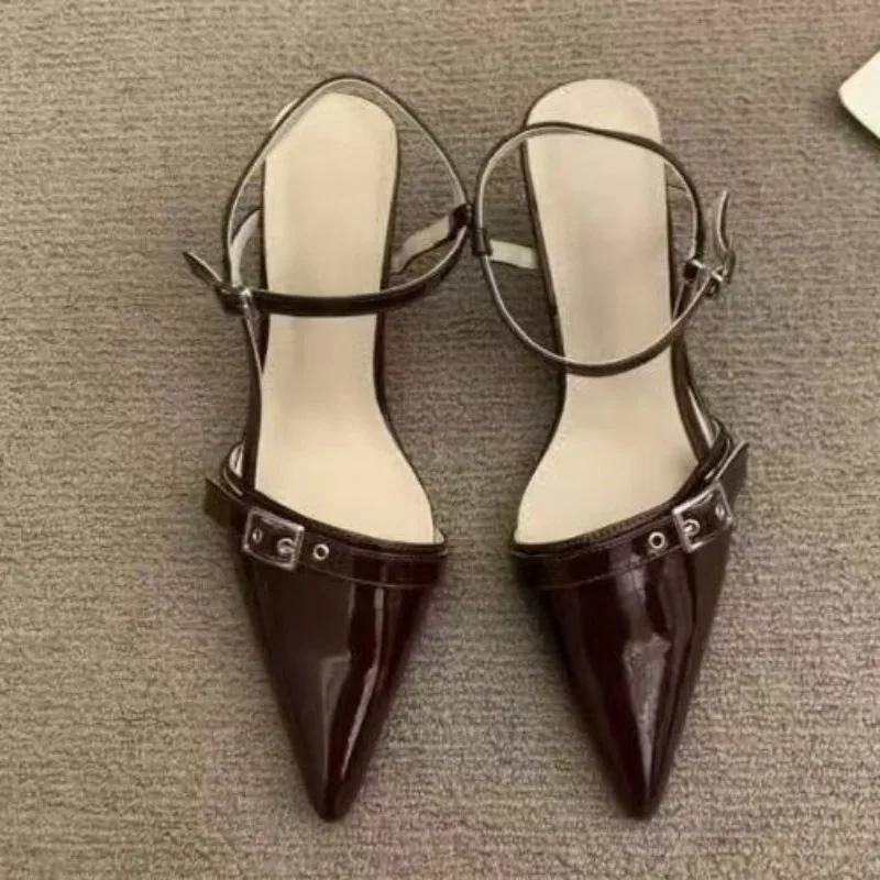 2025 المرأة الصيف جديد بسيط لون نقي مثير الصنادل المدببة بولي Leather الجلود في الهواء الطلق الترفيه مريح مكتب المرأة عالية الكعب
