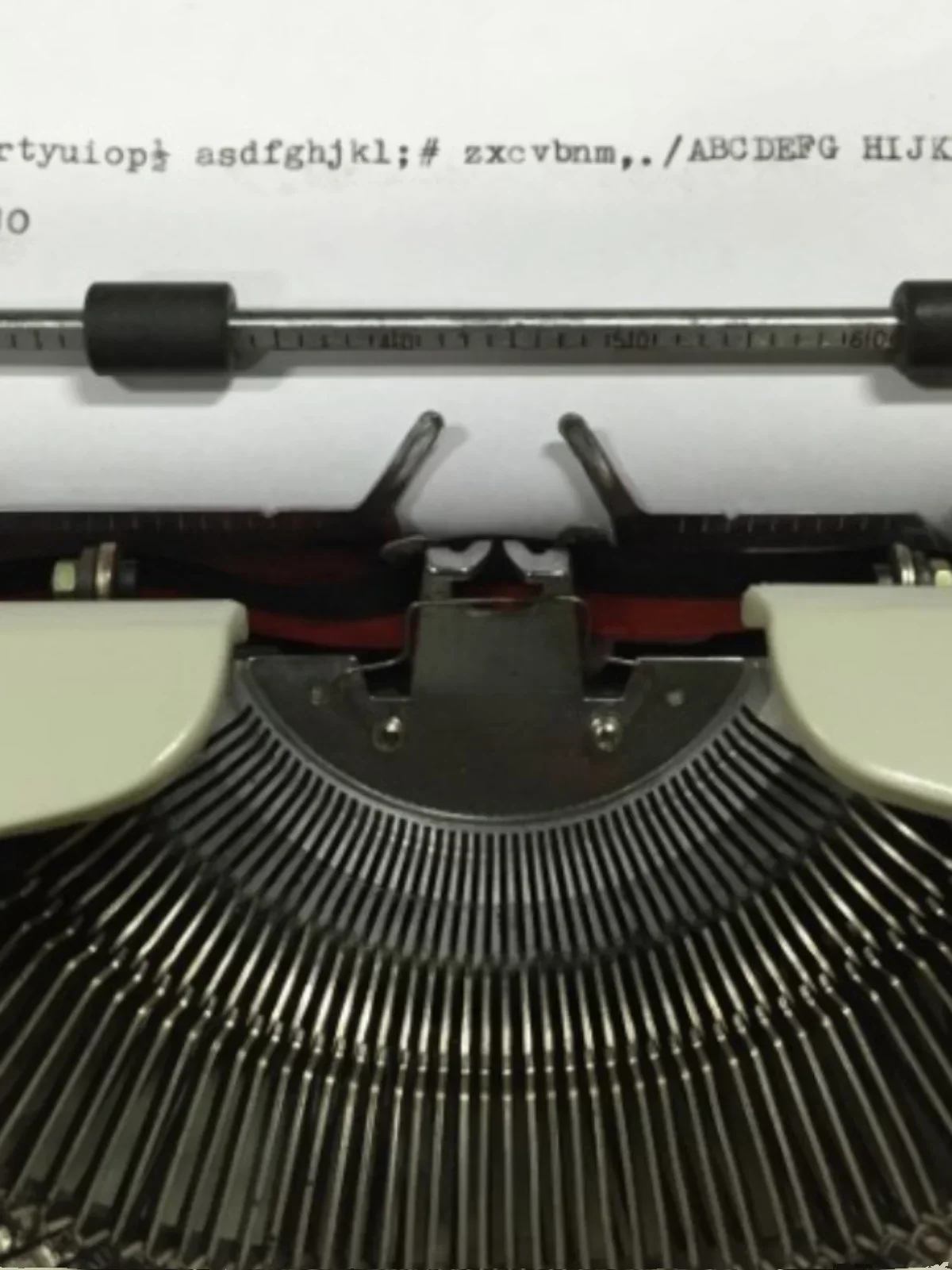 The 310 old-fashioned English typewriter can be manually operated normally