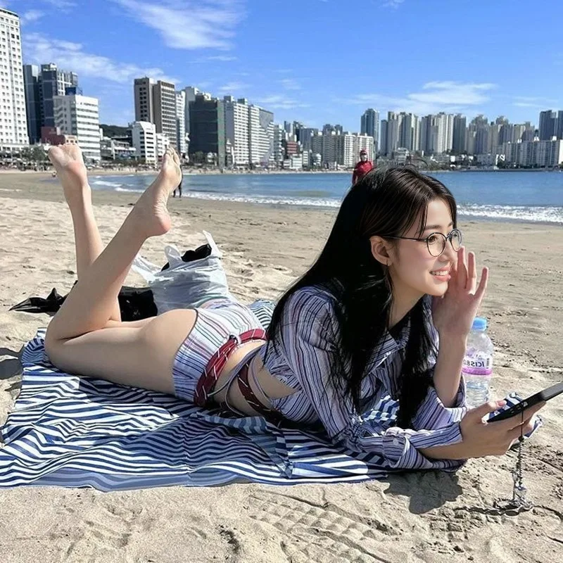 Nowy Strój Kąpielowy w Paski, 3-częściowy Zestaw, Seksowny Styl Koledżowy, Dwukolorowe Bikini z Narzutką, Unikalny Design na Wakacje na Plaży lub przy Basenie