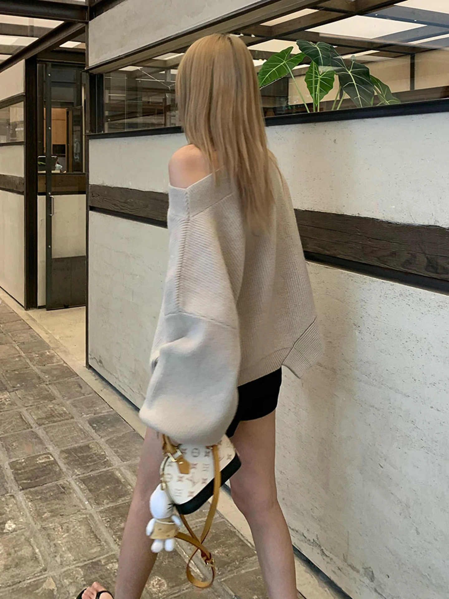 เสื้อสเวตเตอร์ถักไหมพรมสไตล์อเมริกันเรโทร แขนยาว สำหรับผู้หญิง ฤดูใบไม้ร่วง ฤดูหนาว ดีไซน์ใหม่ ไหล่เฉียง ทรงหลวม สไตล์โอเวอร์ไซส์ คุณภาพดี