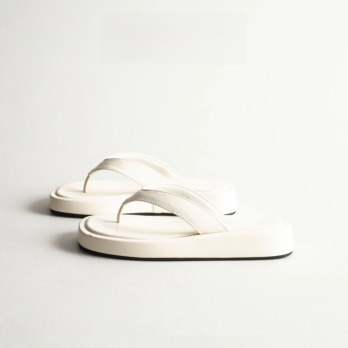 

Genuine Leather Retro Flat Bottom Thong Sandals Women Summer Outdoor Skirts Beach Vacation Cool Slippers Casual Slip-On Shoes