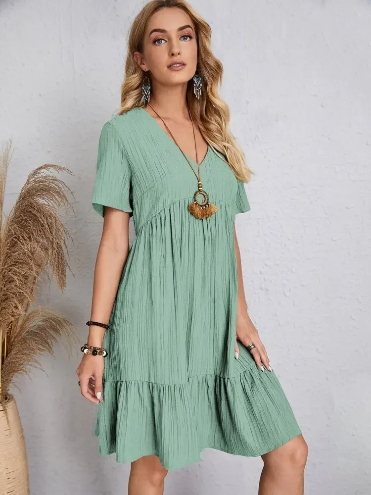 Elegantes Damen-Minikleid mit V-Ausschnitt und kurzen Ärmeln, einfarbig, locker geschnitten, mit Rüschensaum, lässiges Boho-Sommerkleid für den Urlaub am Strand. – Detail 29
