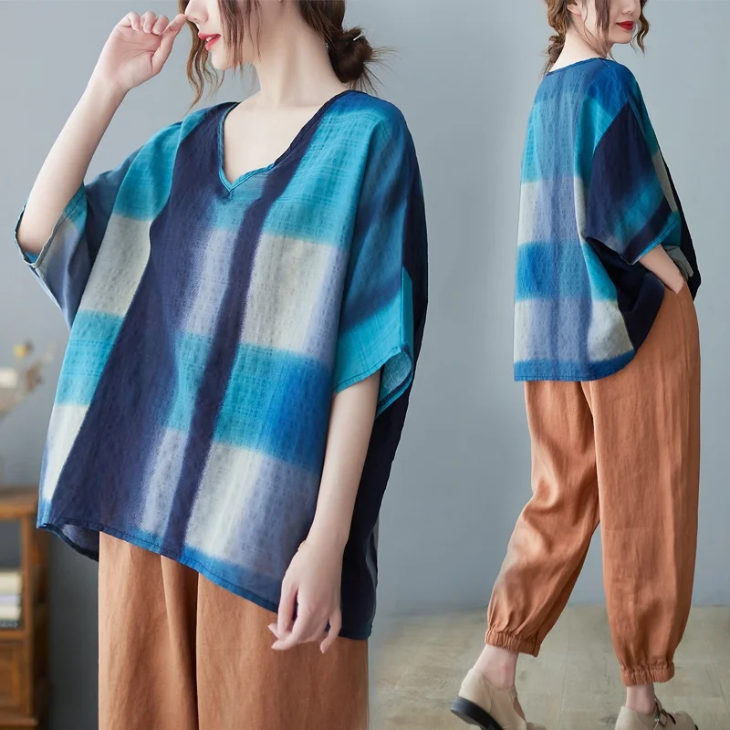 เสื้อยืดคอวีผ้าฝ้ายลินินพิมพ์ลายสีสันสดใส ไซส์ใหญ่สำหรับผู้หญิง แขนทรงปีกค้างคาว ชายเสื้อไม่เท่ากัน สไตล์ลำลอง ใส่ทำงานได้ วินเทจ ทรงหลวม...