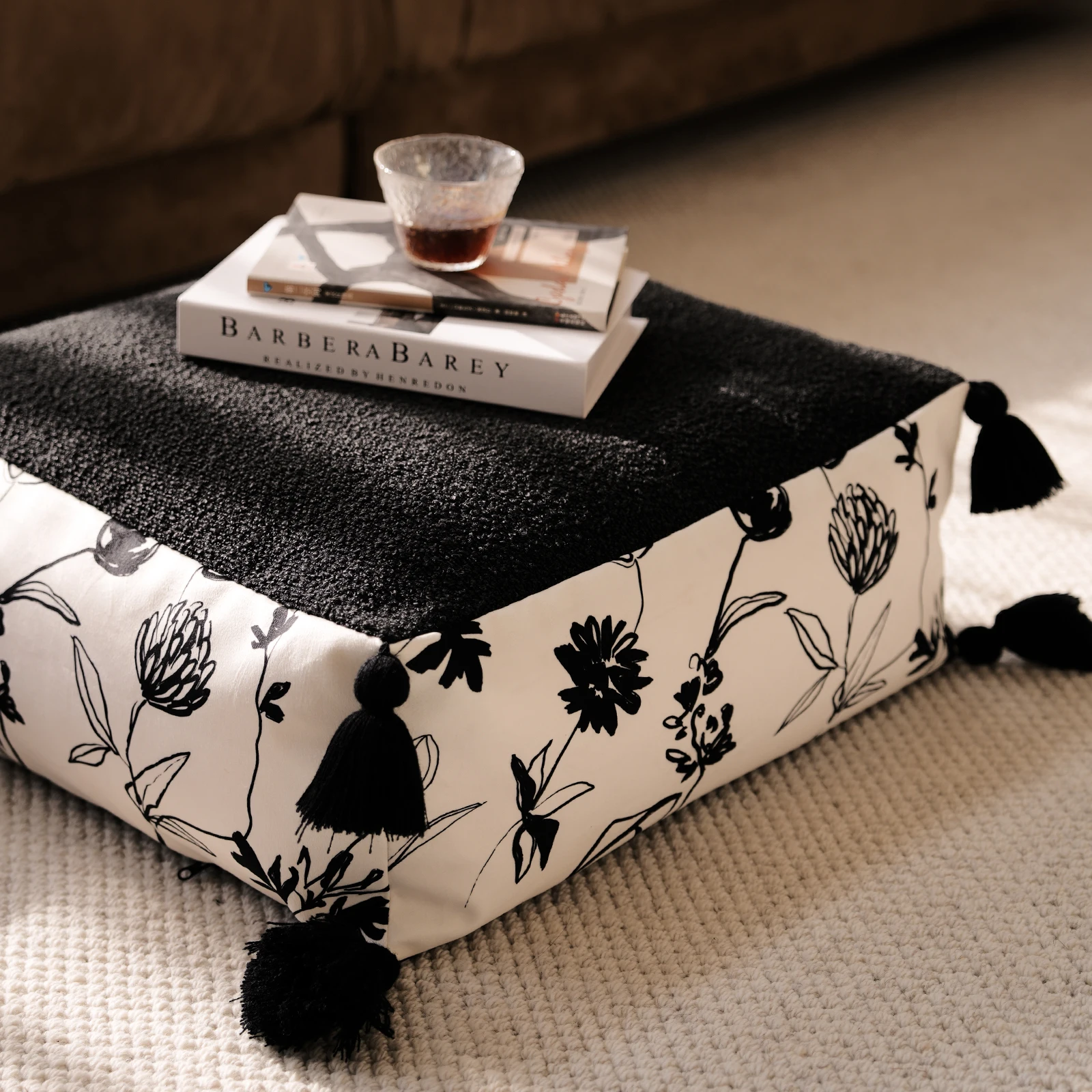 غرفة المعيشة في الغابة الداكنة، مقعد مربع، شرفة، تاتامي، نافذة كبيرة، سجادة أرضية، وسادة فوتون كسول #2