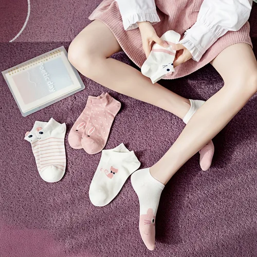 جوارب نسائية وجوارب