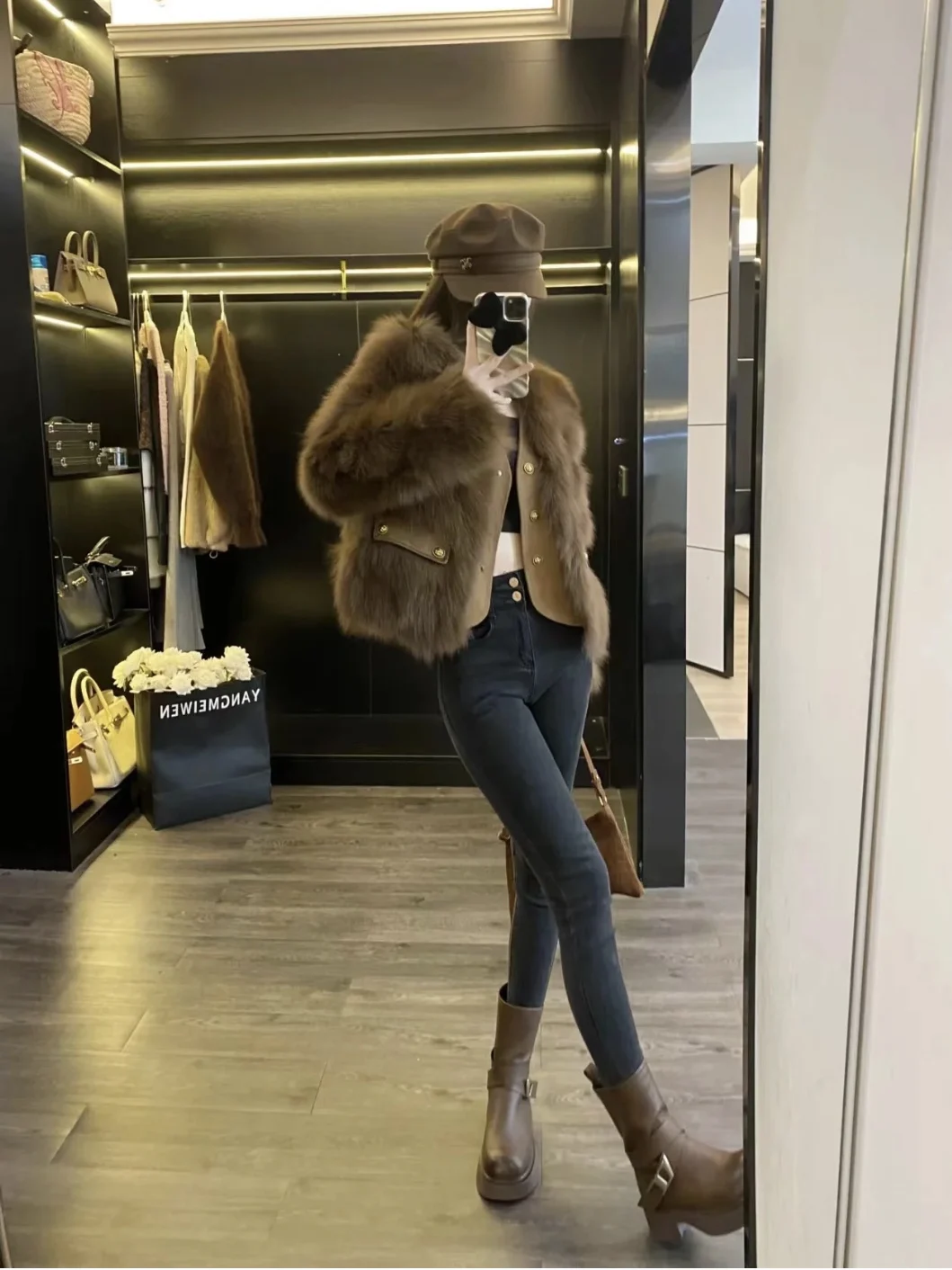 Ein verdickter, hochwertiger, umweltfreundlicher Fuchspelzmantel im mittleren Winter mit einem modischen, stilvollen und raffinierten Look