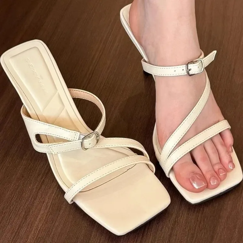 

Женские тапочки с открытым носком во французском сказочном стиле, летняя уличная одежда, новинка 2025 года, крутые сандалии на высоком каблуке с тонким каблуком, резиновая подошва, микрофибра