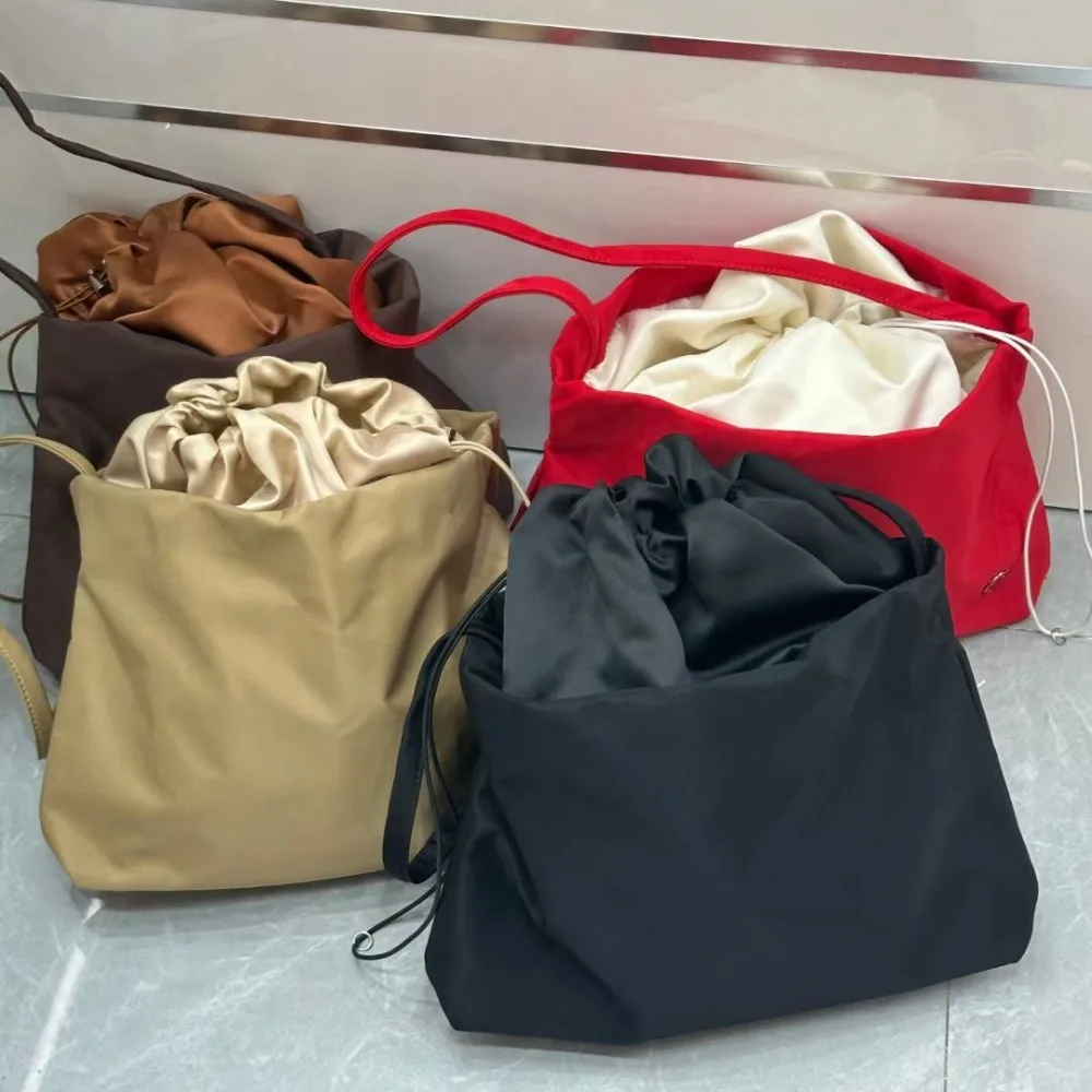 

Сумка-тоут Tarpaulin Cloud Bag: Элегантная, простая, с контрастными вставками, классическая, на шнурке, свободная и повседневная, модная, уникальная и практичная.