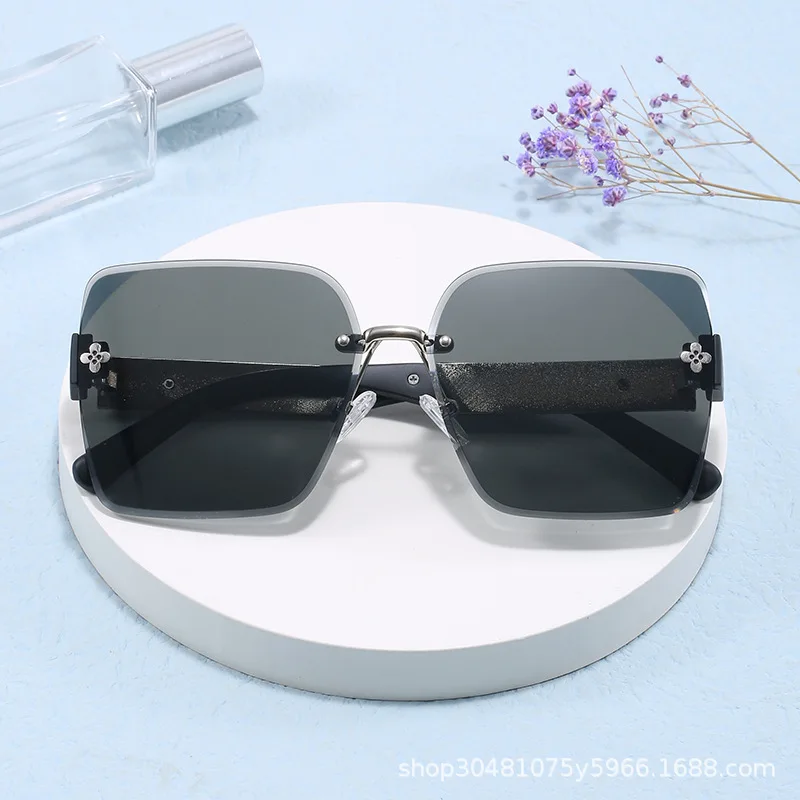 

​​2024 Women's Frameless Square Sunglasses, Oversized PC Polarized UV400 Retro Fashion Face Slimming Eyewear​​