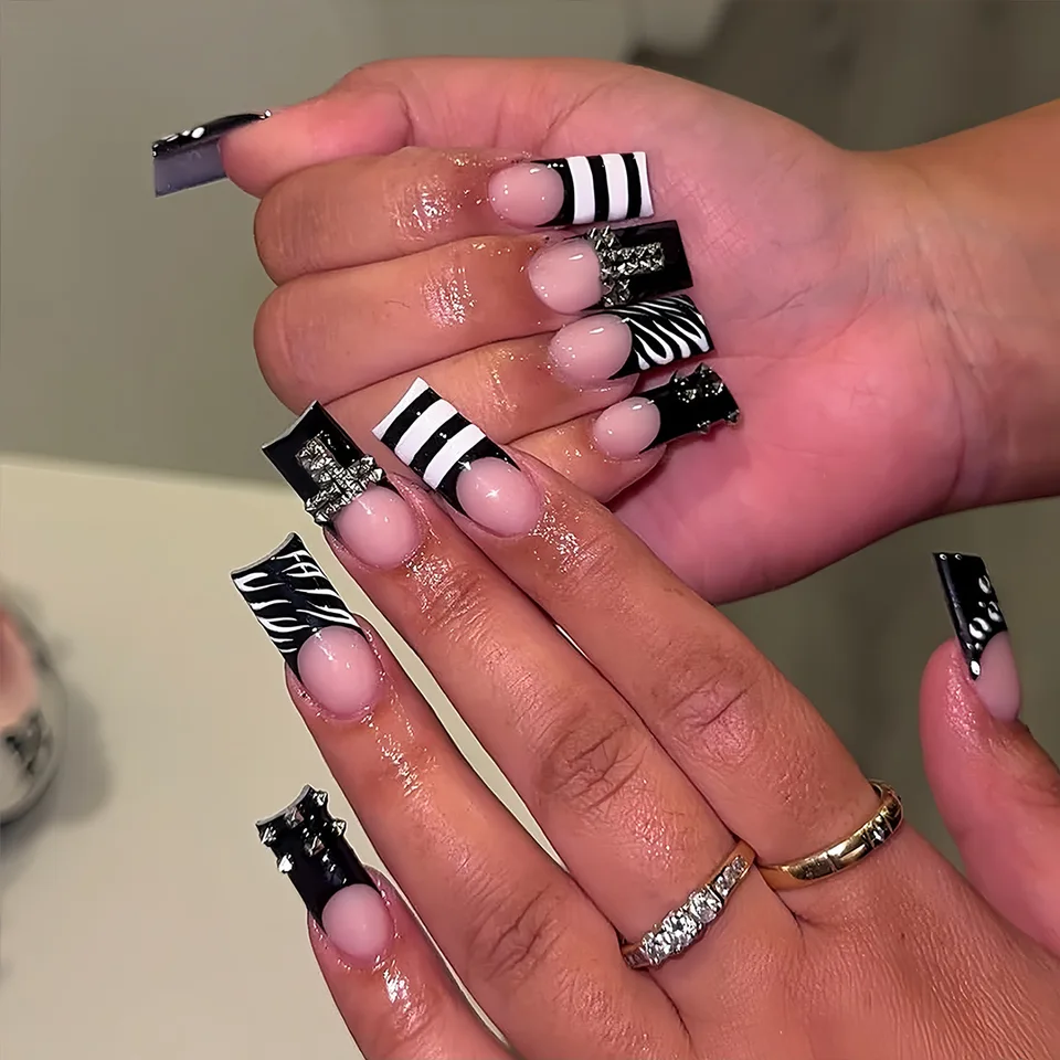 24 Uñas Postizas Estilo Gótico Punk con Impresión de Rayas Blancas y Negras, Forma Ataúd, Francesas Europeas