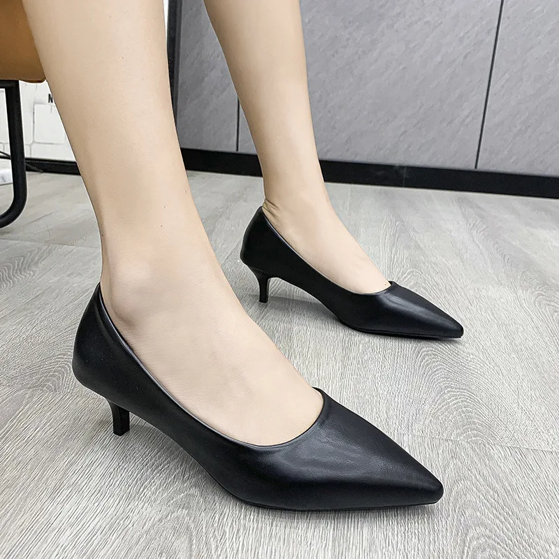 Schwarze Spitze High Heels Neuer Stil Bequeme Frühling-Herbst-Saison Allround-Kombination Kreuzschnalle Gummisohle Damen High Heels