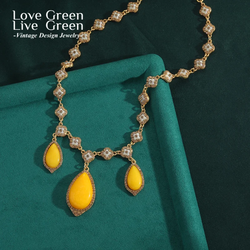 

Vintage Yellow Beeswax Drop Pendants And Necklaces Woman Gold Color Flower Elegant Luxury Quality Jewelry Designer Gift Party