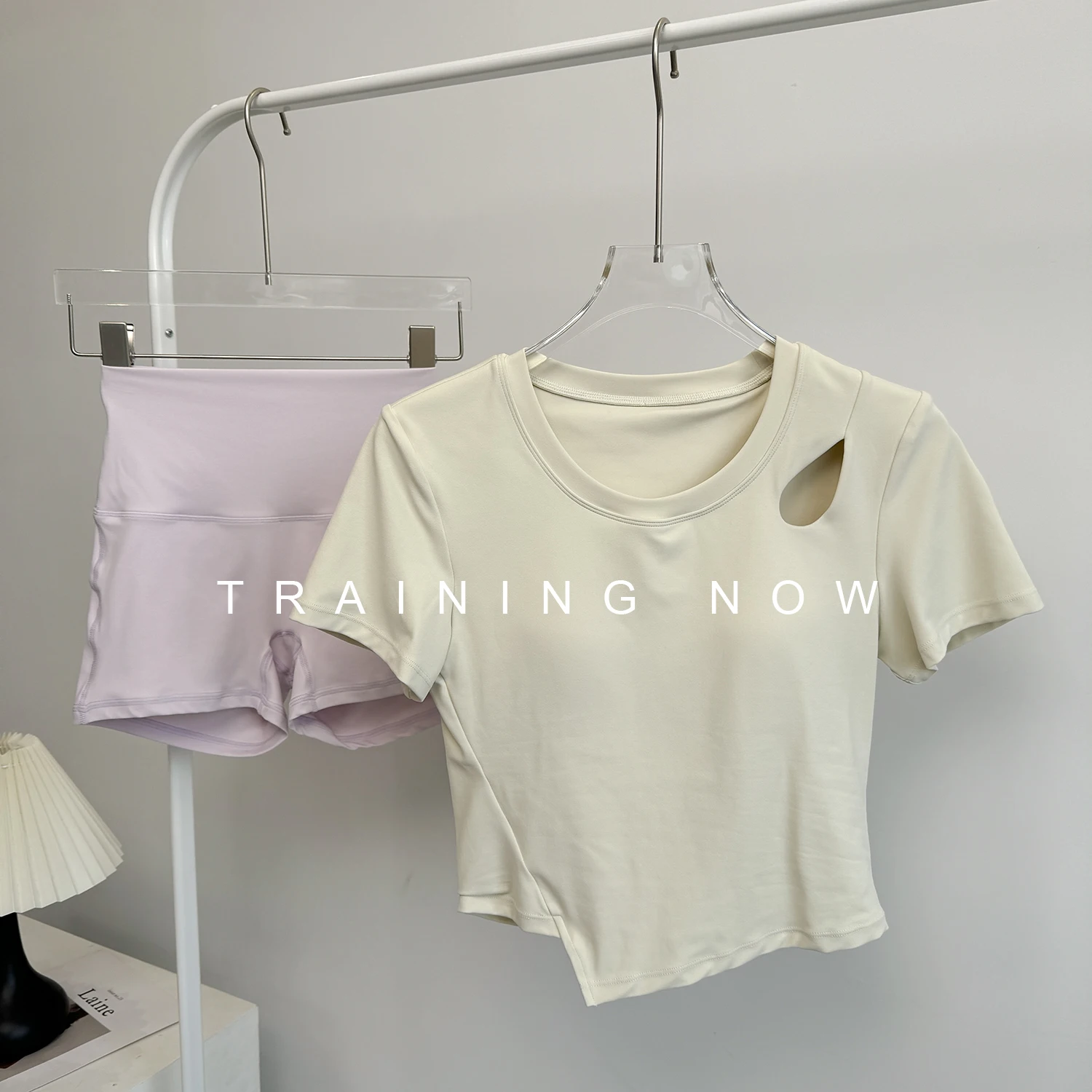 

Sports suit for women summer high-end fitness training quick-drying with chest pad short sleeves nude hip lifting yoga running