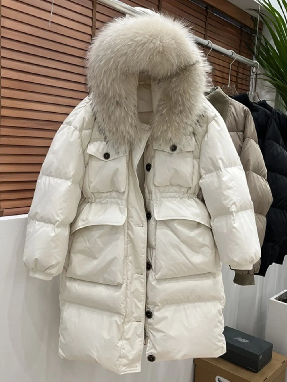 Parka con piume di pioggia in piuma d\'anatra con cappuccio Cappotto in vera pelliccia di procione grande Piumino lungo europeo da donna invernale