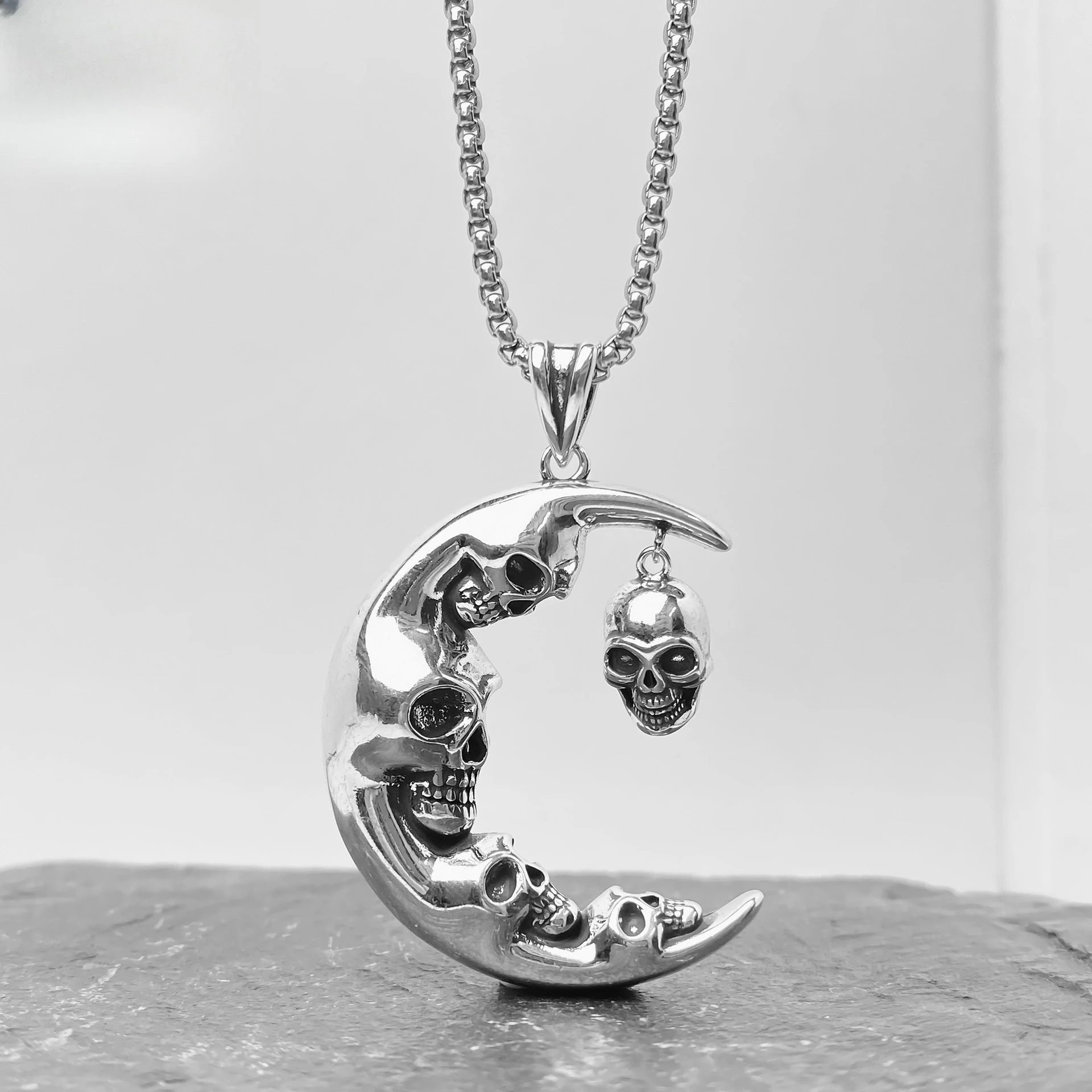 

2025 Retro Gothic Moon Skull Pendant Necklace - Unisex Halloween Jewelry
