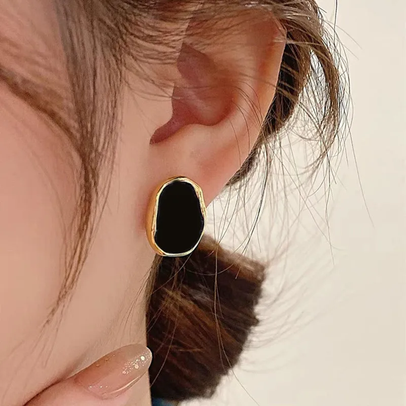 2023 S925 Silver Needle Vintage Hong Kong Style Black Geometric Niche Fashion Light Luxury High-end Design Sense Stud Earrings