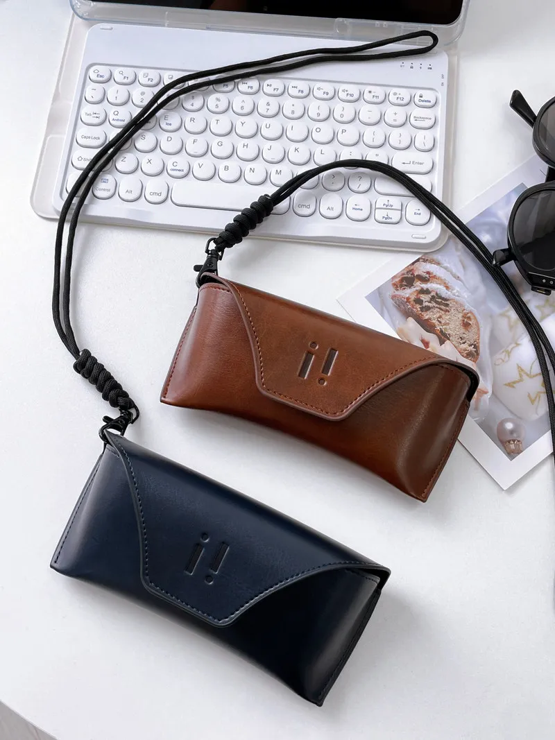 

High quality large brown leather neck sunglasses bag, sunglasses bag, portable and pressure-resistant storage.