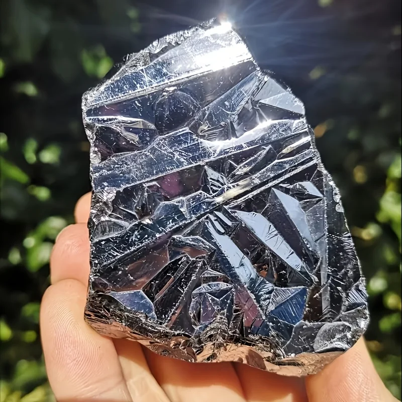 Ein natürlicher, grobstrukturierter Terahertz-Kristall, ein mineralisches Exemplar mit metallischem Glanz, geeignet für Garten, Topfpflanzen.