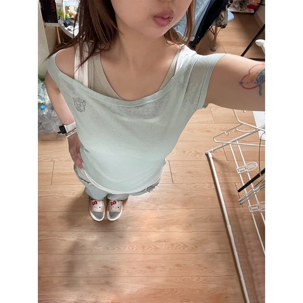 Contrasting color design, overlapping suspenders, short-sleeved T-shirts, hot girls just want to slim down and be chic and fake.