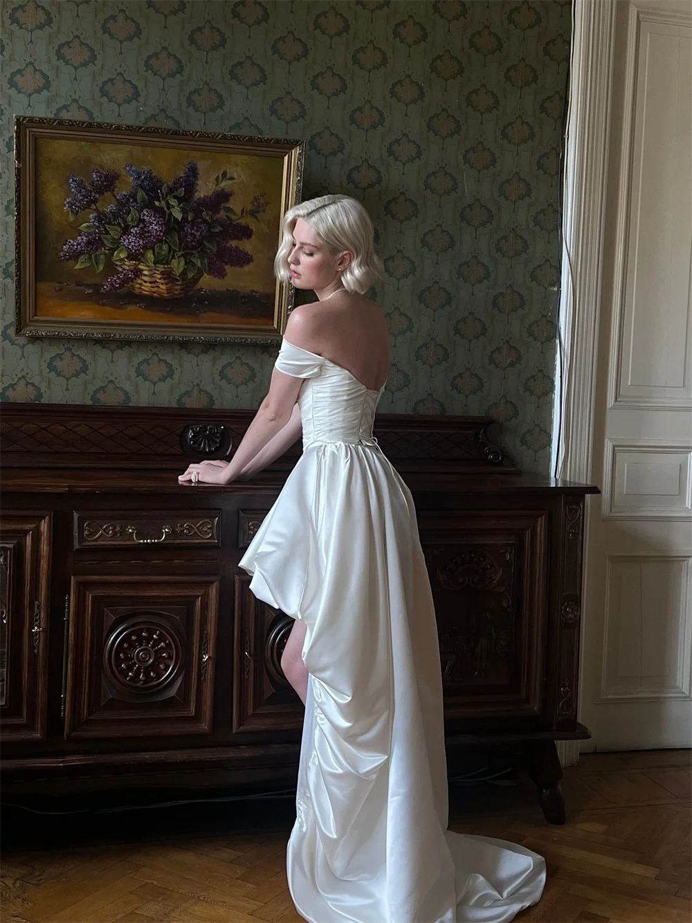 Tokyo Maßgeschneidertes weißes schulterfreies Brautkleid, ärmellose Brautkleider mit Schnürung am Rücken, High-Low-Hochzeitskleider mit Hofschleppe