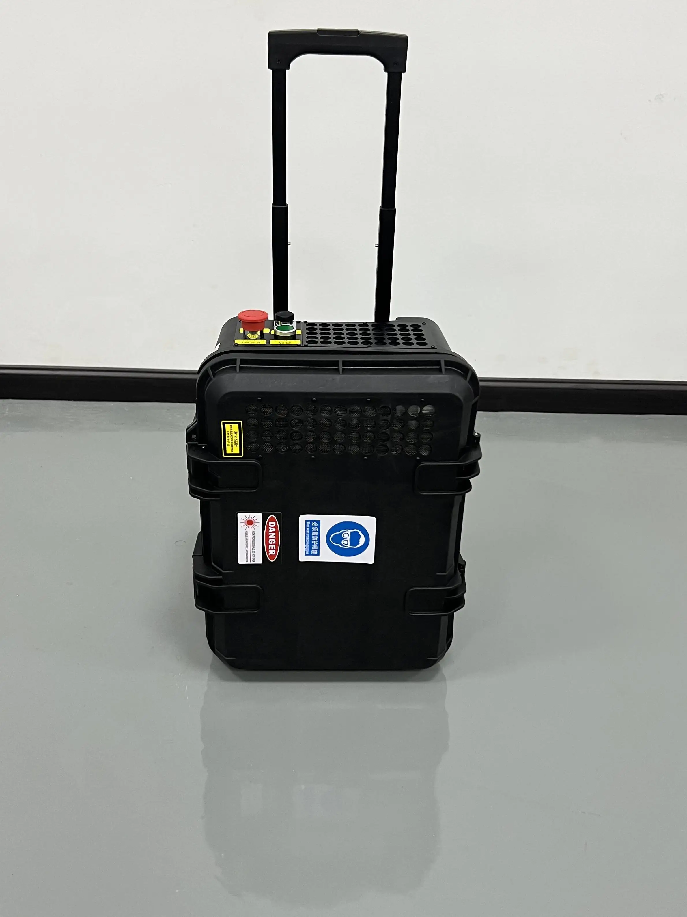 Handheld 200W 300W pulslaserreinigingsmachine voor hoge precisie automotor aluminium onderdelen gemakkelijk te verplaatsen