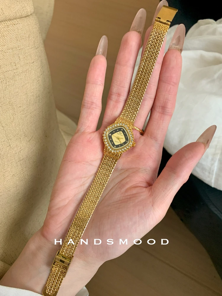 

New retrostyle highend blackandgold diamondshaped exquisite and fashionable women's watchA premium selection of highend watches.