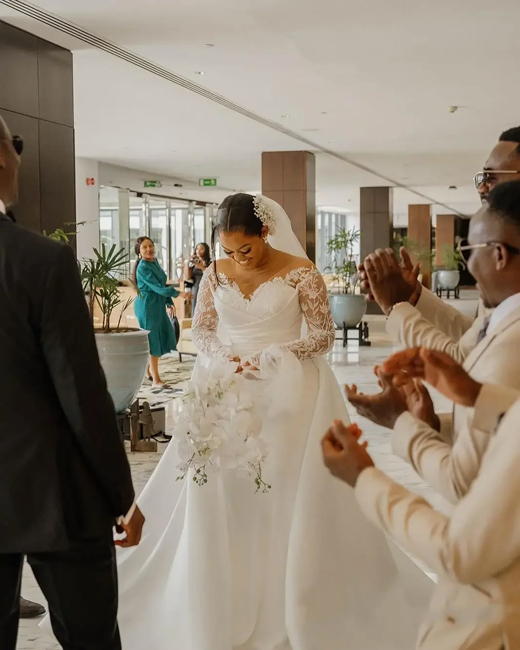 Vestidos De novia con apliques De encaje y cuello transparente personalizados, vestido De novia Vintage De manga larga con tren desmontable