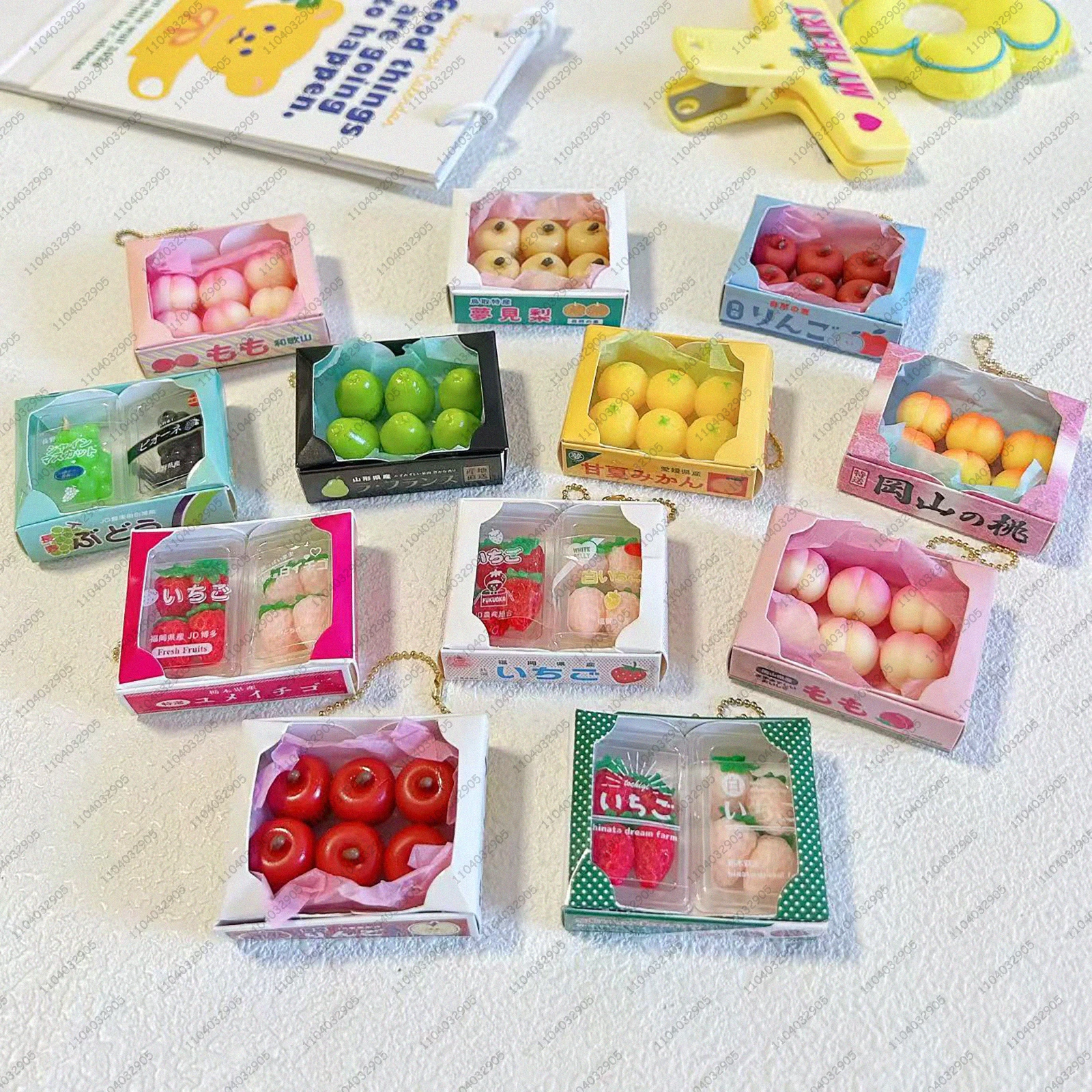 Cápsula de fruta en miniatura japonesa, juguete blando en caja, fresa, melocotón, uva, llavero Gashapon, comida de simulación para aliviar el estrés