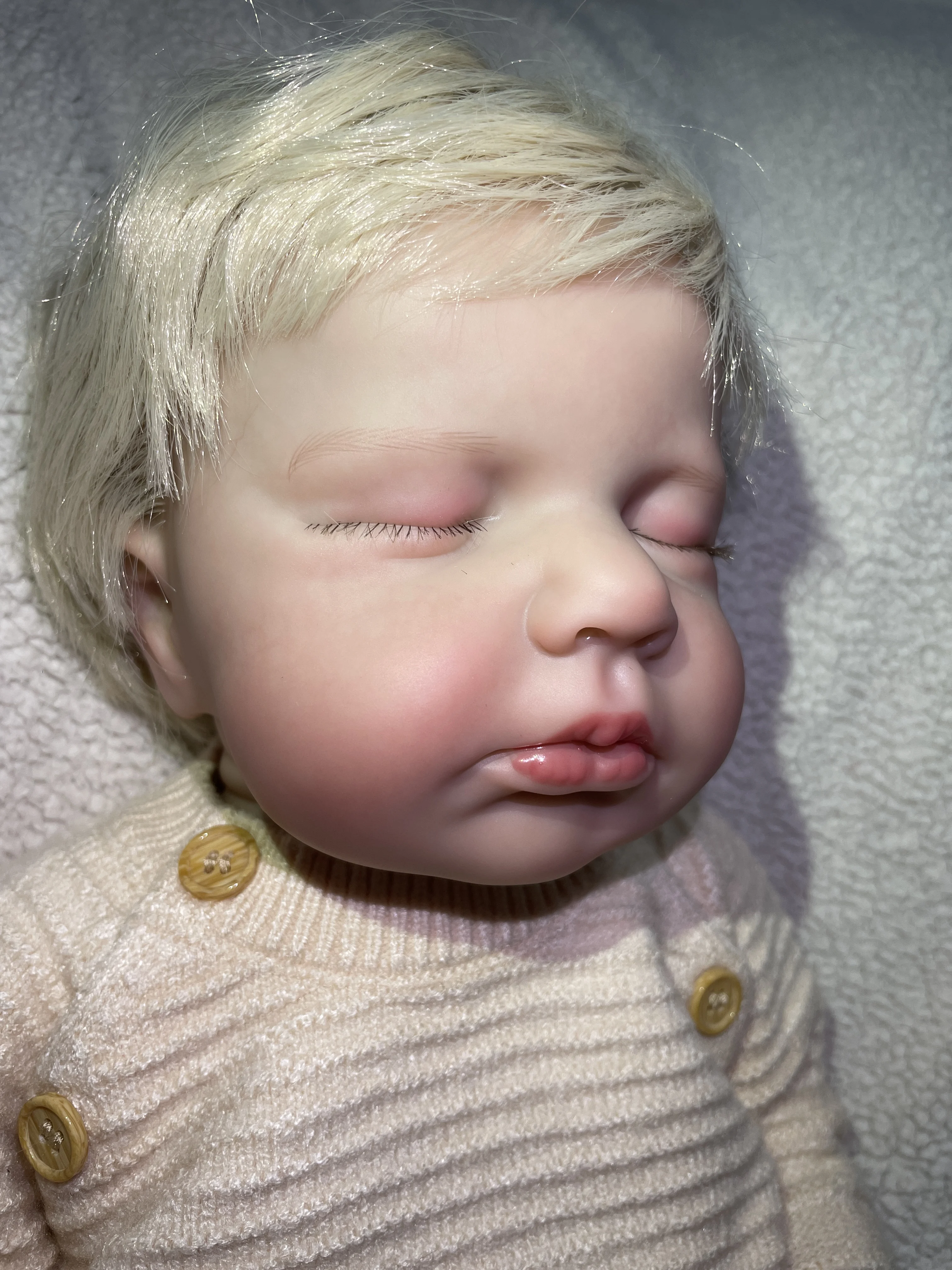 

Кукла реборн из винила, 48 см, с золотистыми волосами, имитирующими натуральные: реалистичное спокойное лицо, подвижная и сменная одежда, идеальный подарок на Рождество.