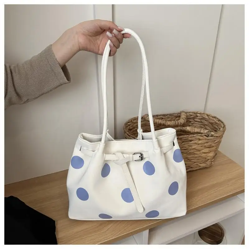 Gepunktete Schultertasche mit großer Kapazität und Schnallendesign für den täglichen Arbeitsweg und Einkauf. – Detail 17