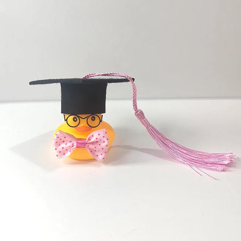 Graduation Duckling Dekoracje na deskę rozdzielczą samochodu z kapeluszem z okazji ukończenia szkoły i muszką Gumowe ozdoby samochodowe z kaczką dla