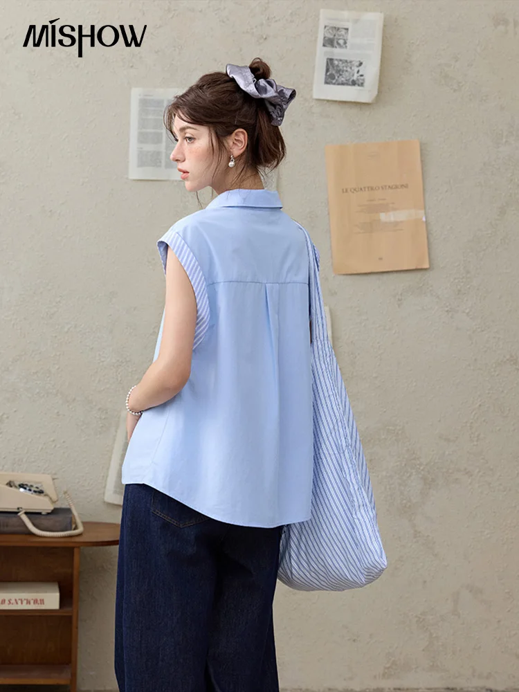 MISHOW สีฟ้าสีขาวลาย Spliced เสื้อฤดูร้อน 2025 ปกผ้าฝ้ายผสมเดินทางเสื้อสามมิติดอกไม้ด้านบน MXE32C0784