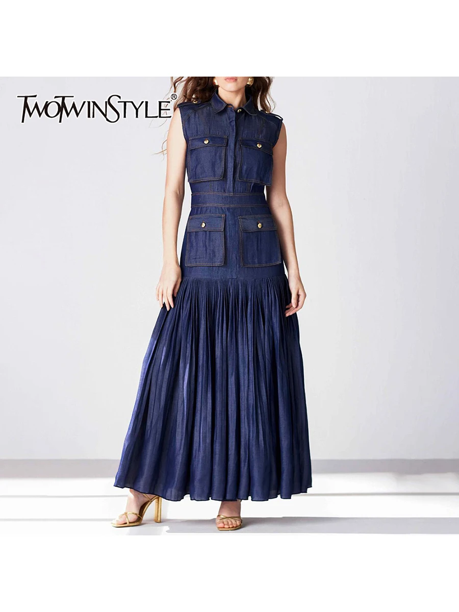 

Платье TWOTWINSTYLE из денима с лоскутными вставками и карманами, без рукавов, с отложным воротником, завышенной талией, свободного кроя, плиссированное, А-силуэт, женская модная одежда 2026