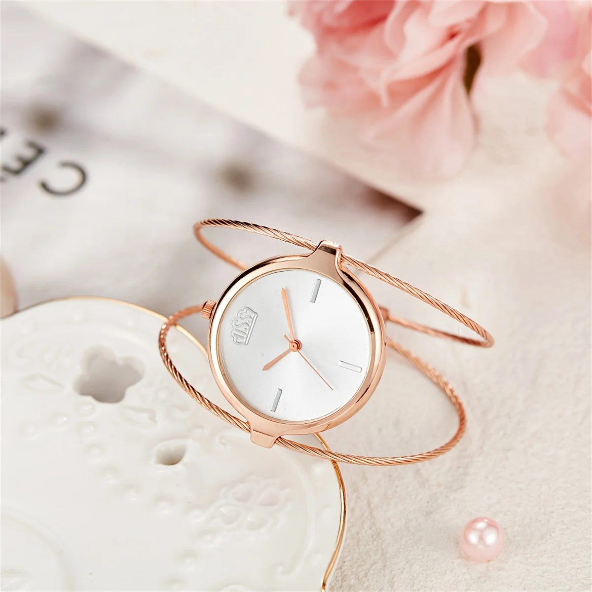 Fashion casual ladies quartz watch, round bracelet watch, elegant alloy ladies watch, quartz watch.