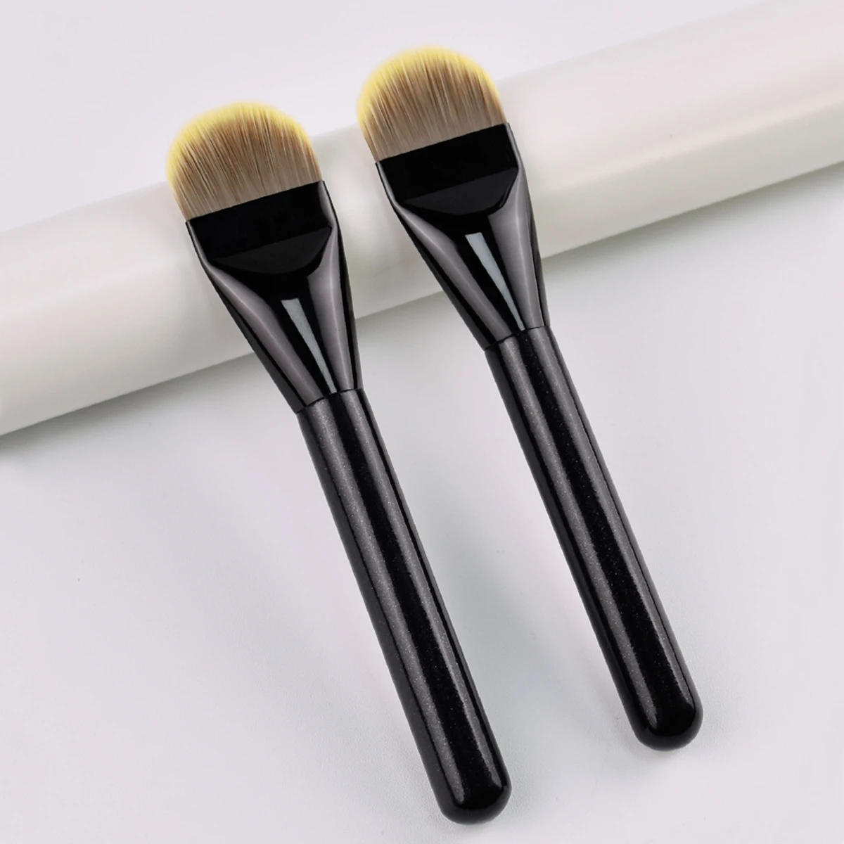 Pennelli per trucco Pennello professionale per fondotinta Pennello per correttore per fondotinta liquido a forma di lingua Strumenti di bellezza per trucco per base viso da donna