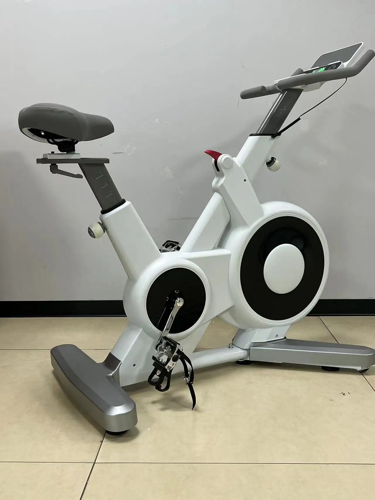 Neues Design kommerzielles Spinning Bike einstellbarer Magnet widerstand Silent Riemen antrieb Fahrrad für Home Cardio Gym