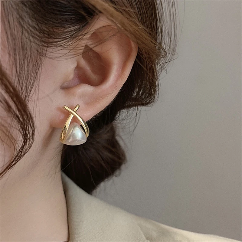 Trendy Triangle Imitation Pearl Stud Earrings for Women Golden Twist Metal Hollow Geometry Earrings Simple Party Classic Jewelry