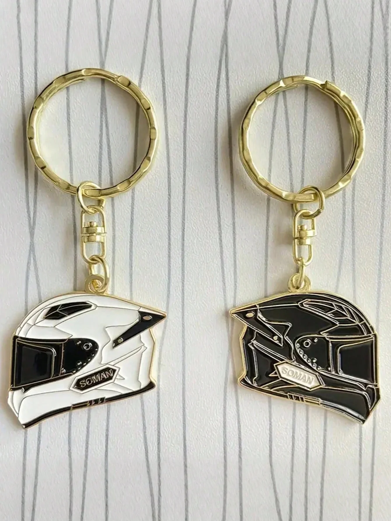 오토바이 헬멧 열쇠고리, 3D 금속 디자인, 고품질 에나멜 마감, 블랙 & 화이트 옵션, 바이커, 오토바이 애호가, 레이싱